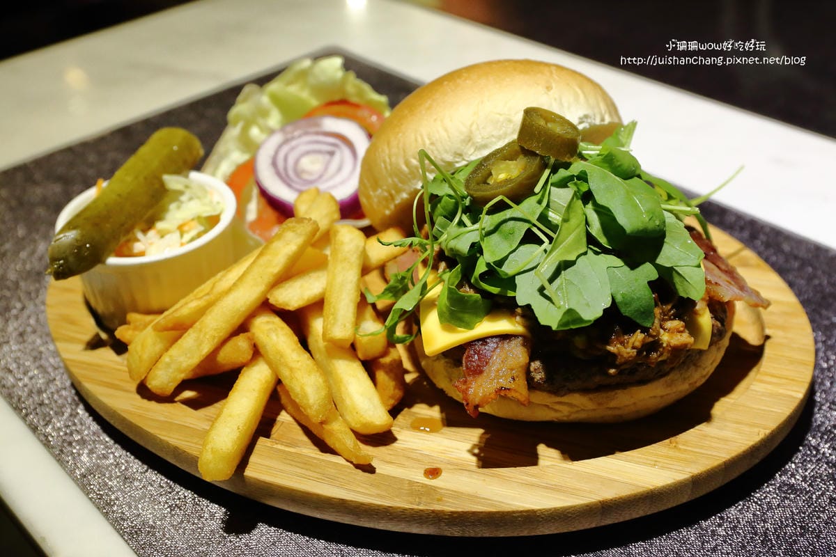 【食║中和】肥禿子美式餐廳 Bald Fatty Bistro～噴汁吧！漢堡就是要大口咬才過癮。永安市場美式餐廳/四號公園