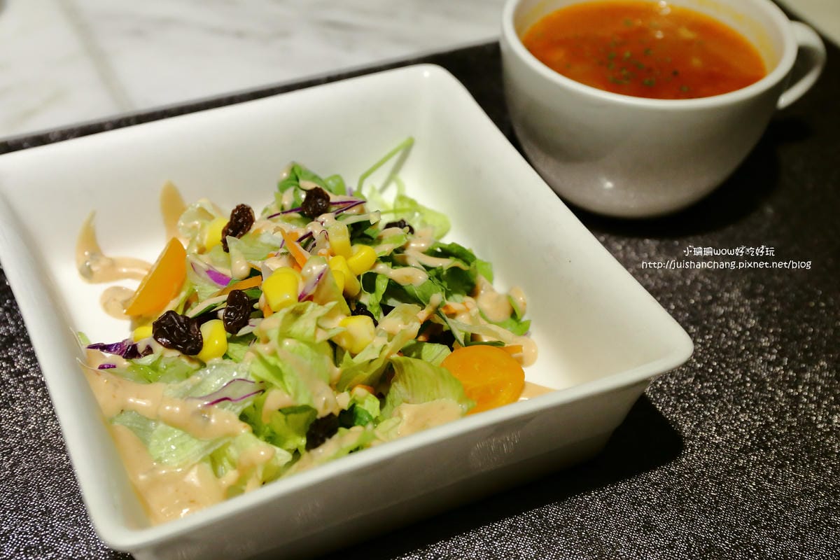 【食║中和】肥禿子美式餐廳 Bald Fatty Bistro～噴汁吧！漢堡就是要大口咬才過癮。永安市場美式餐廳/四號公園