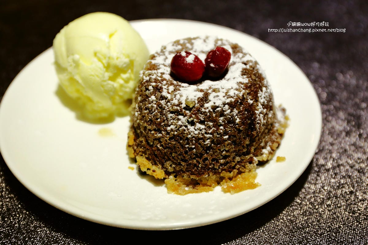 【食║中和】肥禿子美式餐廳 Bald Fatty Bistro～噴汁吧！漢堡就是要大口咬才過癮。永安市場美式餐廳/四號公園