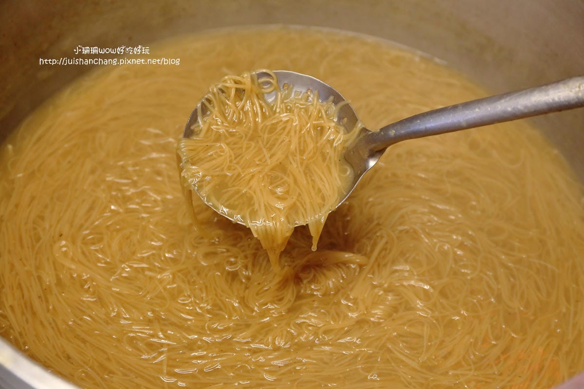 【食║板橋】元氣御品麵線〜湳雅夜市新人氣美食。料快比麵線多的大腸麵線，柴魚熬湯底，沒吃會想念！