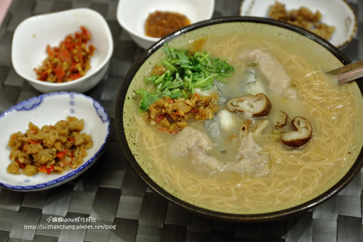 【食║板橋】元氣御品麵線〜湳雅夜市新人氣美食。料快比麵線多的大腸麵線，柴魚熬湯底，沒吃會想念！