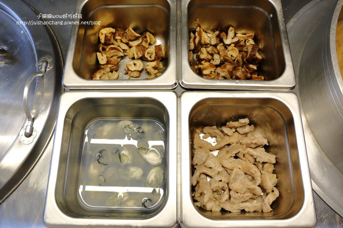 【食║板橋】元氣御品麵線〜湳雅夜市新人氣美食。料快比麵線多的大腸麵線，柴魚熬湯底，沒吃會想念！