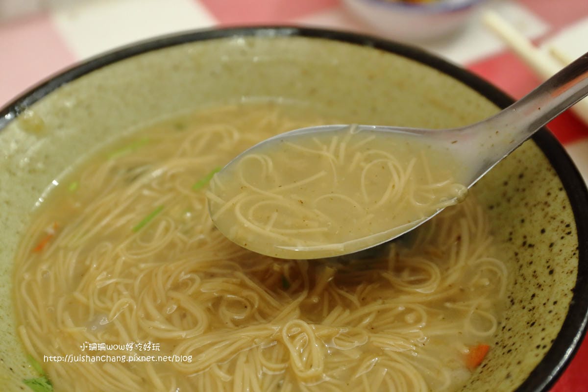 【食║板橋】元氣御品麵線〜湳雅夜市新人氣美食。料快比麵線多的大腸麵線，柴魚熬湯底，沒吃會想念！