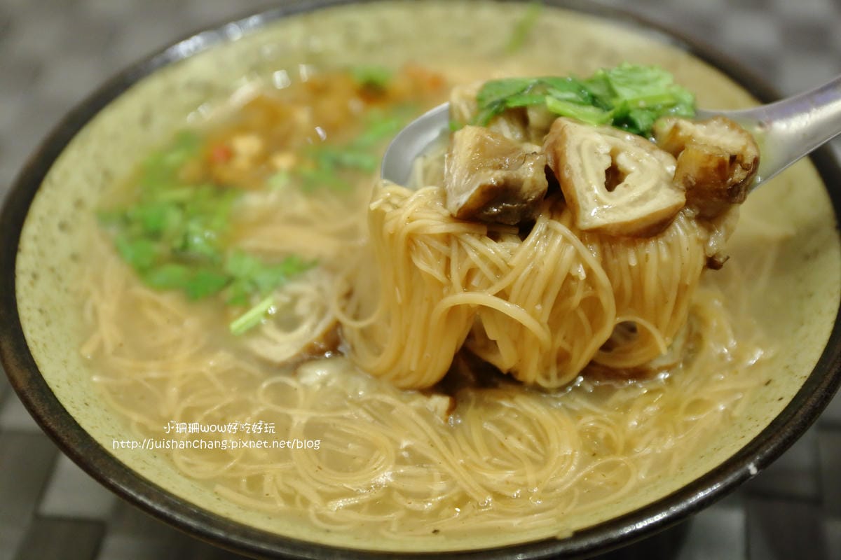 【食║板橋】元氣御品麵線〜湳雅夜市新人氣美食。料快比麵線多的大腸麵線，柴魚熬湯底，沒吃會想念！
