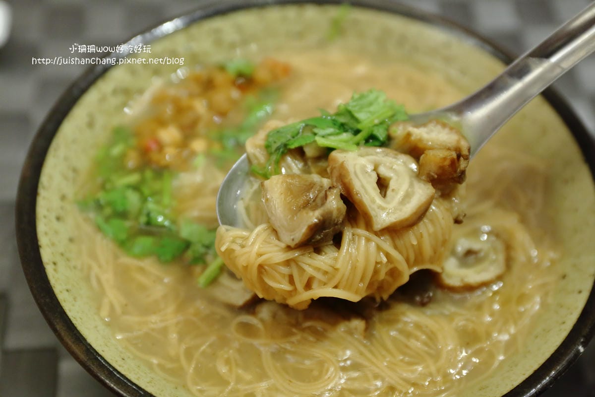 【食║板橋】元氣御品麵線〜湳雅夜市新人氣美食。料快比麵線多的大腸麵線，柴魚熬湯底，沒吃會想念！