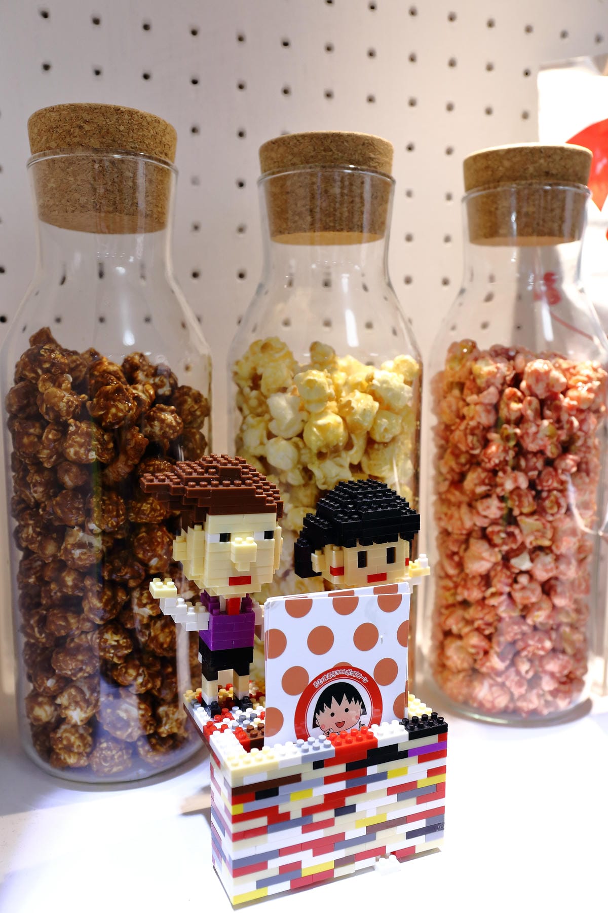 【食║台北】櫻桃小丸子爆米花專賣店～卡哇伊！全台第一間專賣店新開幕！多種口味選，12款爆米花桶任你收集！