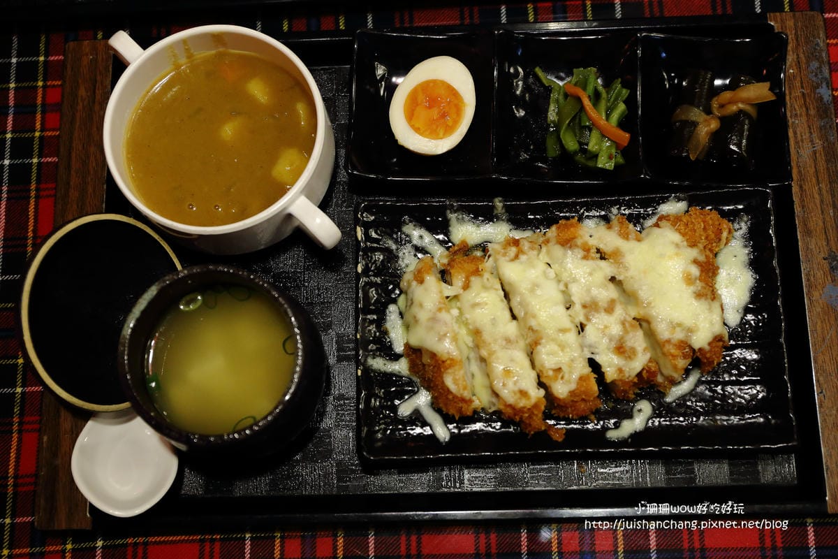 【食||中壢】怪獸咖哩～傳說中厚度三公分的日式豬排來了，每口都是驚艷！(已歇業)