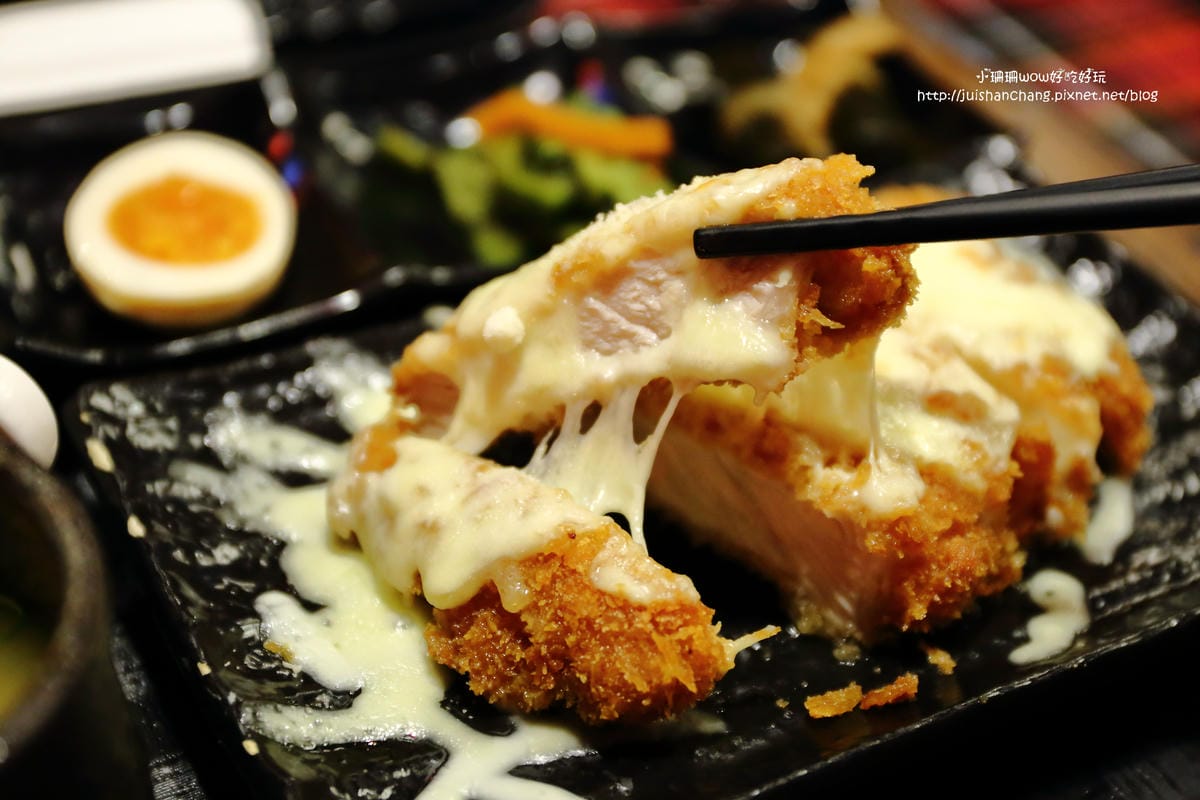 【食||中壢】怪獸咖哩～傳說中厚度三公分的日式豬排來了，每口都是驚艷！(已歇業)