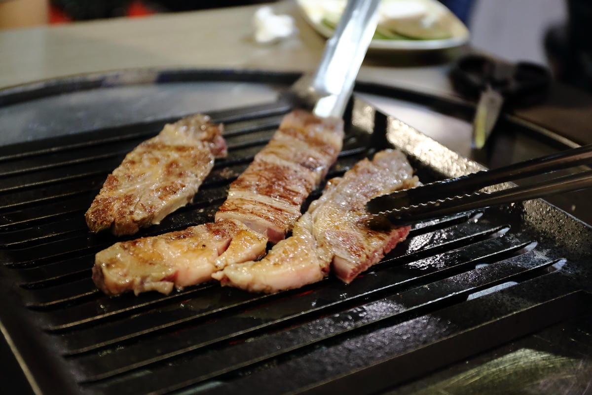 【食||台北】燒桶子 韓風立燒〜正宗汽油桶韓國烤肉/非凡大探索推薦/站著吃烤肉/國父紀念館燒肉