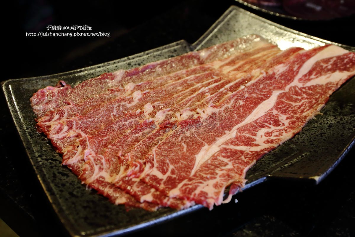 【食||台中】潼阪帝王蟹黑毛牛頂級燒烤〜帝王蟹、黑毛牛放題、專人服務、不計成本的吃到飽！(食尚玩家推薦)