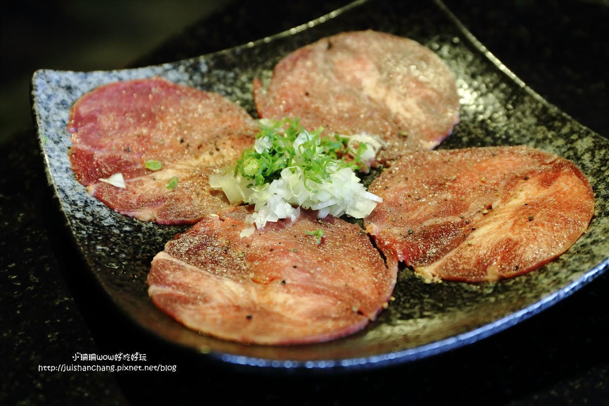 【食||台中】潼阪帝王蟹黑毛牛頂級燒烤〜帝王蟹、黑毛牛放題、專人服務、不計成本的吃到飽！(食尚玩家推薦)