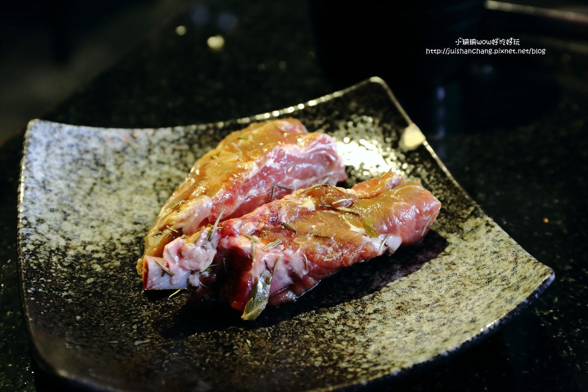 【食||台中】潼阪帝王蟹黑毛牛頂級燒烤〜帝王蟹、黑毛牛放題、專人服務、不計成本的吃到飽！(食尚玩家推薦)