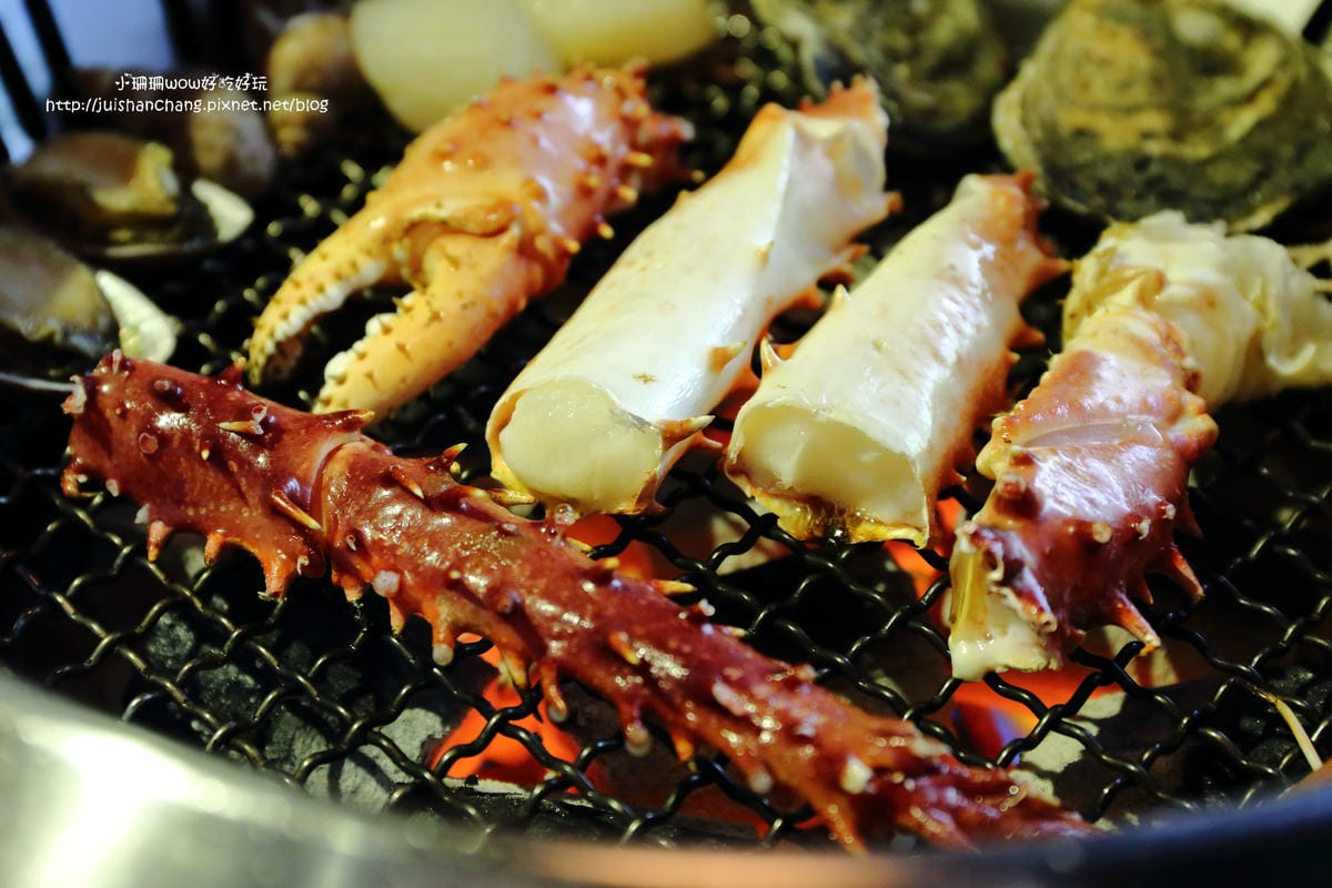 【食||台中】潼阪帝王蟹黑毛牛頂級燒烤〜帝王蟹、黑毛牛放題、專人服務、不計成本的吃到飽！(食尚玩家推薦)