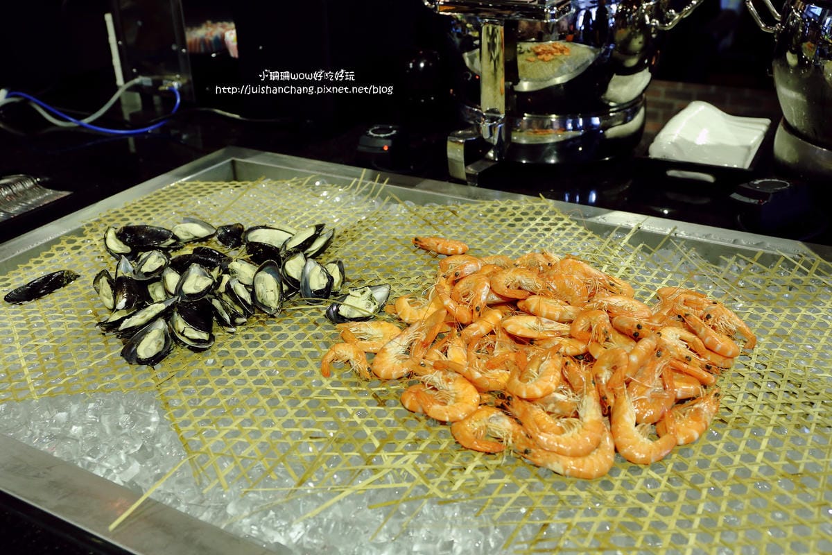 【食||台中】潼阪帝王蟹黑毛牛頂級燒烤〜帝王蟹、黑毛牛放題、專人服務、不計成本的吃到飽！(食尚玩家推薦)