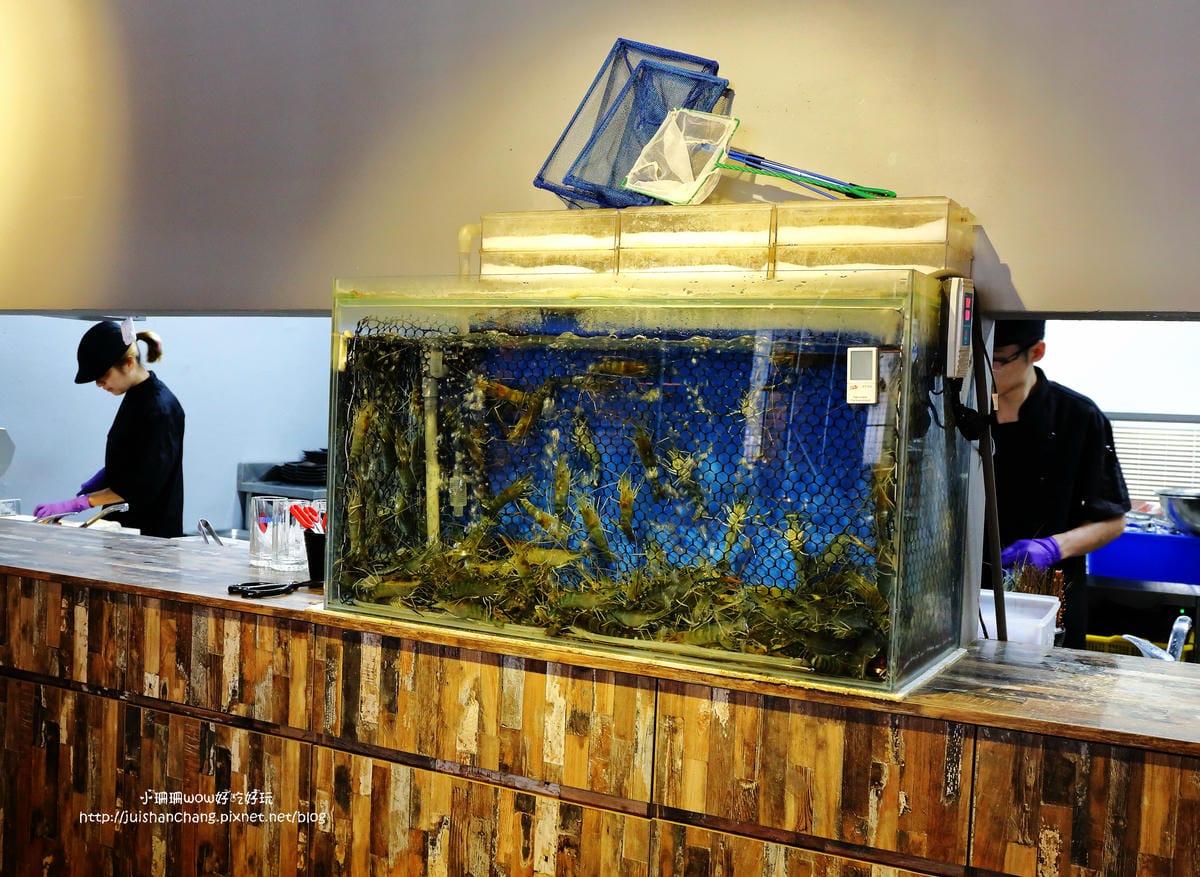 【食||台中】潼阪帝王蟹黑毛牛頂級燒烤〜帝王蟹、黑毛牛放題、專人服務、不計成本的吃到飽！(食尚玩家推薦)