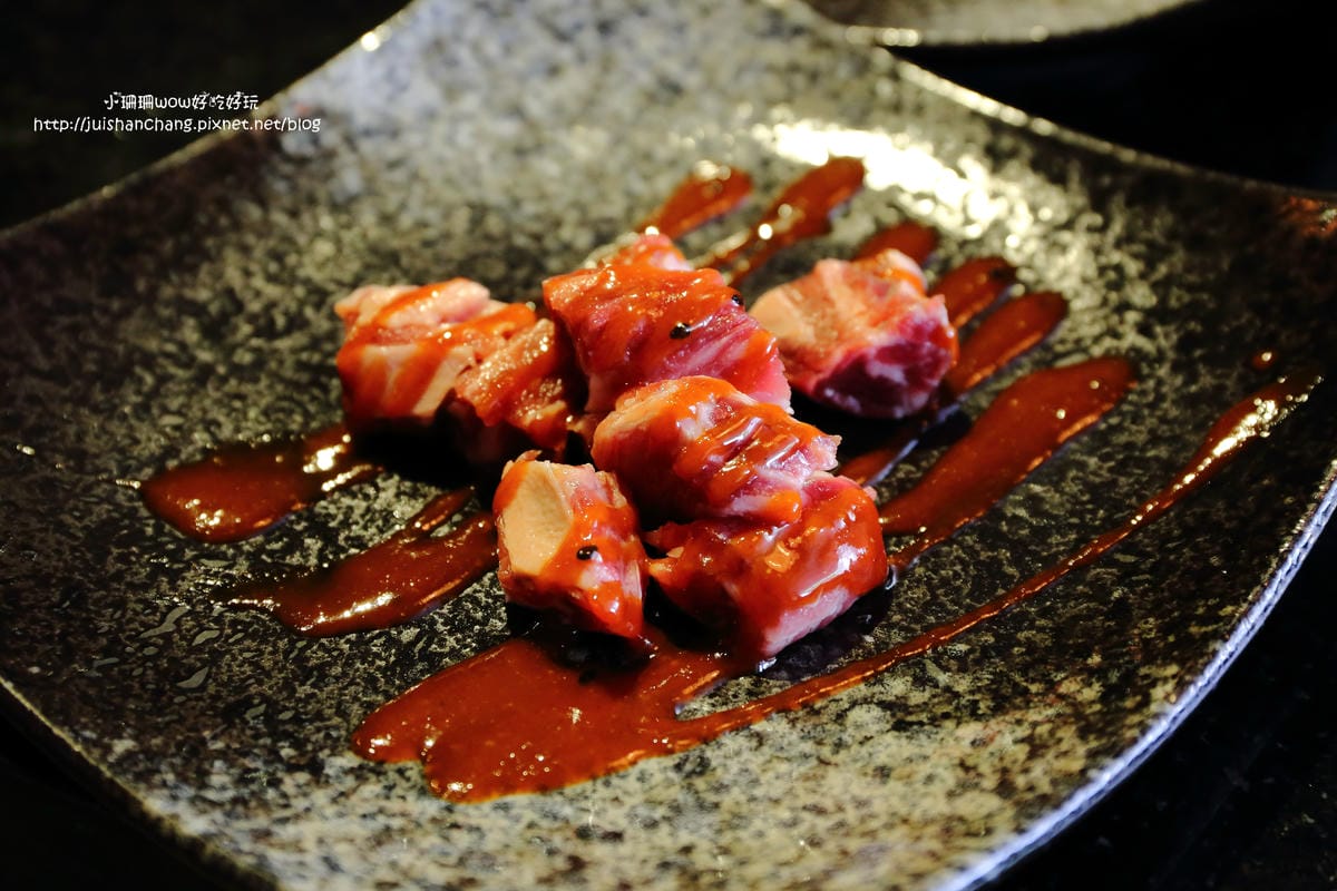 【食||台中】潼阪帝王蟹黑毛牛頂級燒烤〜帝王蟹、黑毛牛放題、專人服務、不計成本的吃到飽！(食尚玩家推薦)