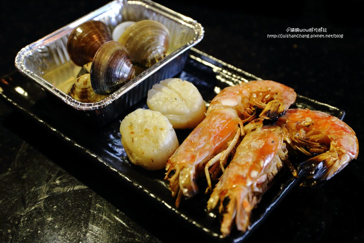 【食||台中】潼阪帝王蟹黑毛牛頂級燒烤〜帝王蟹、黑毛牛放題、專人服務、不計成本的吃到飽！(食尚玩家推薦)