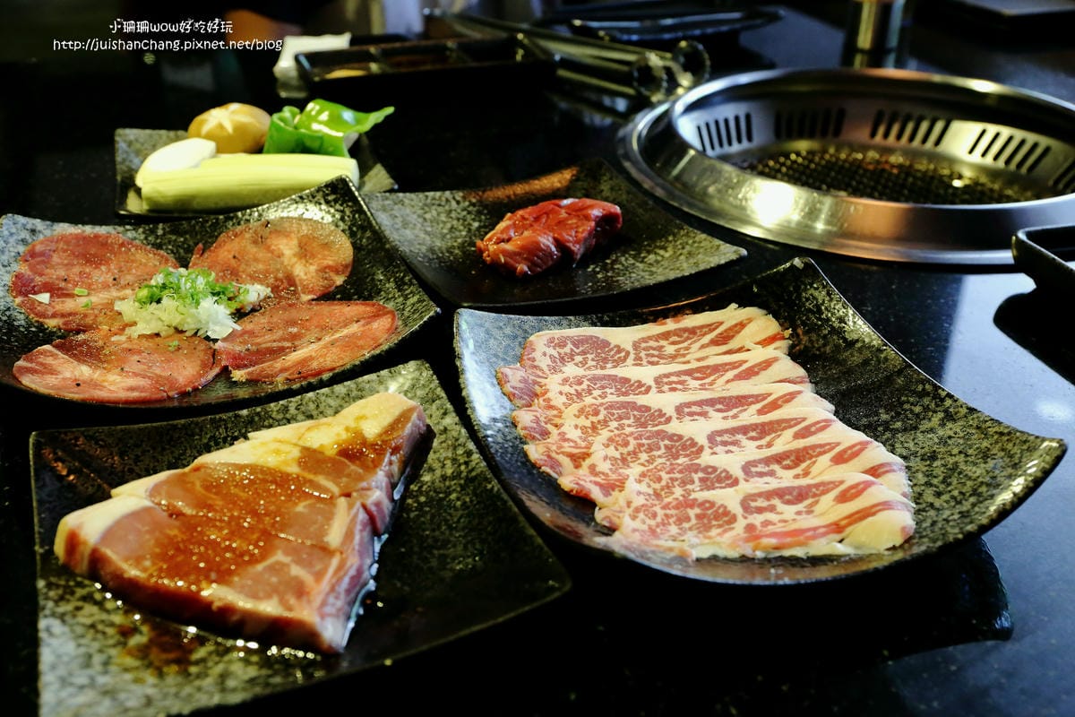 【食||台中】潼阪帝王蟹黑毛牛頂級燒烤〜帝王蟹、黑毛牛放題、專人服務、不計成本的吃到飽！(食尚玩家推薦)