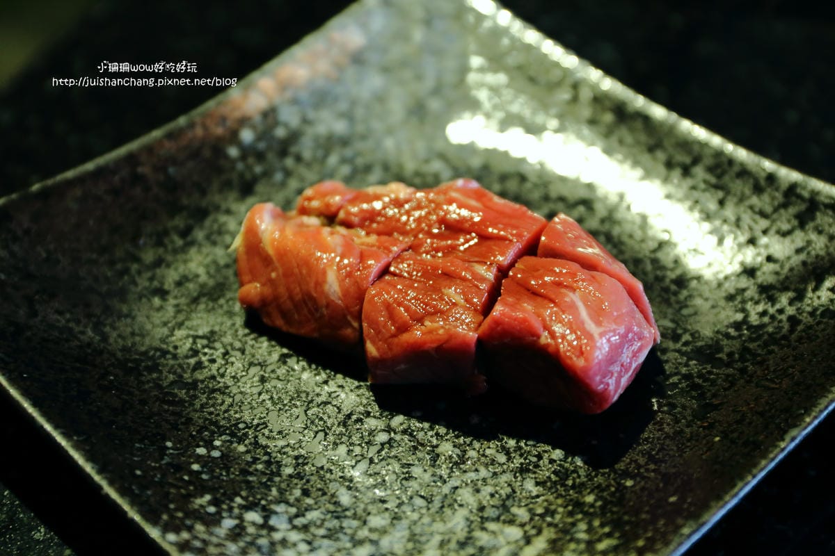 【食||台中】潼阪帝王蟹黑毛牛頂級燒烤〜帝王蟹、黑毛牛放題、專人服務、不計成本的吃到飽！(食尚玩家推薦)