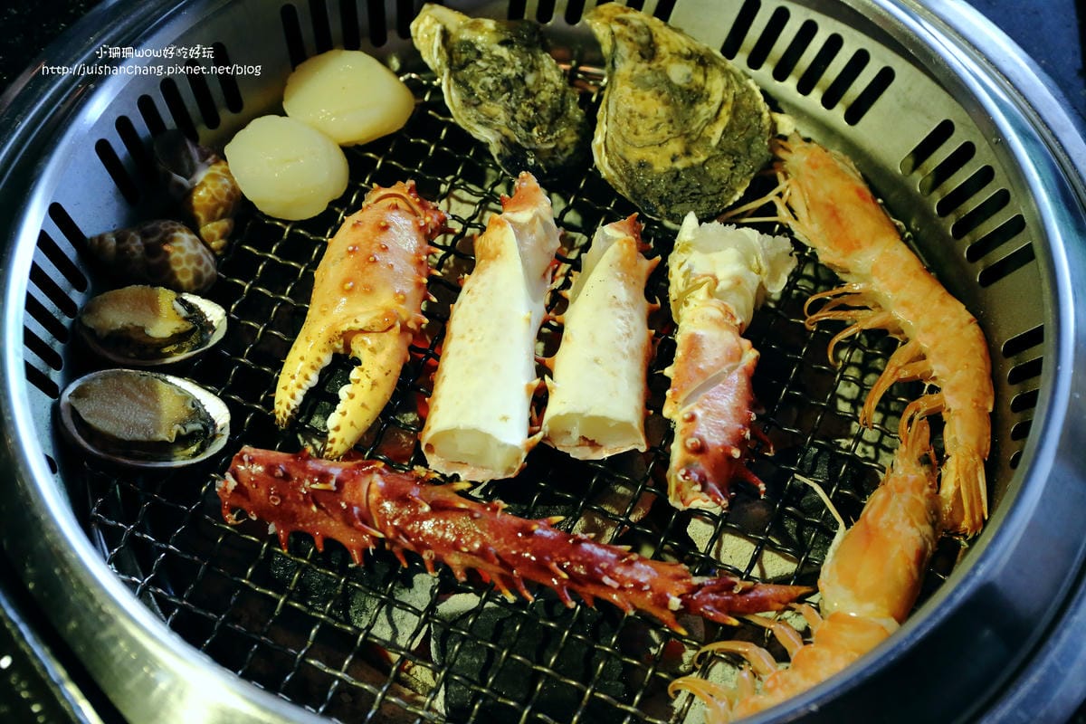 【食||台中】潼阪帝王蟹黑毛牛頂級燒烤〜帝王蟹、黑毛牛放題、專人服務、不計成本的吃到飽！(食尚玩家推薦)