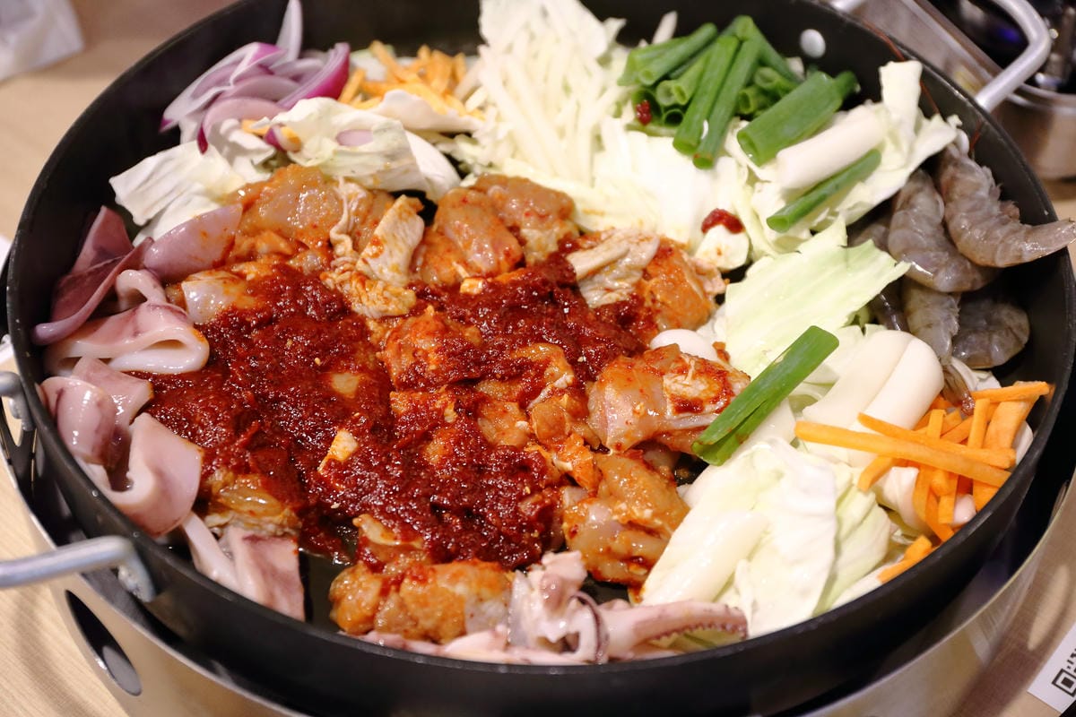 【食||中和】Omaya春川炒雞-中和店〜韓國春川炒雞排鍋第一品牌。噢〜媽呀！就算要排隊也要吃到！(已歇業)