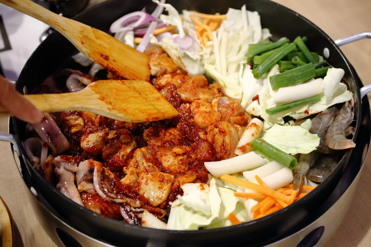 【食||中和】Omaya春川炒雞-中和店〜韓國春川炒雞排鍋第一品牌。噢〜媽呀！就算要排隊也要吃到！(已歇業)