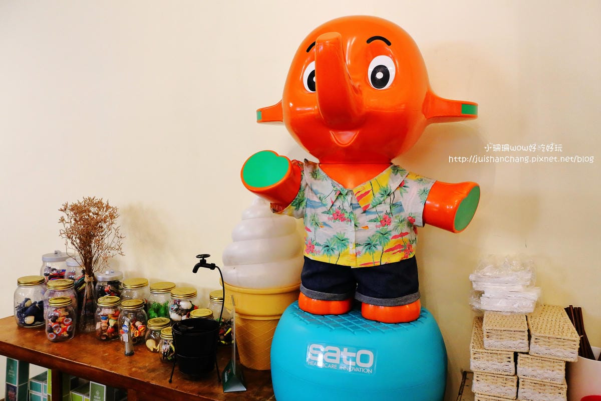 【食||台中】Omocha eki 具茶駛〜童趣公仔主題餐廳。那些年，我們一起玩的玩具，太全了！別說你没見過！