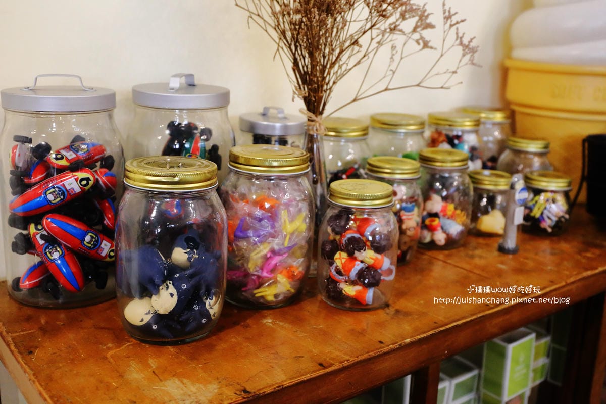 【食||台中】Omocha eki 具茶駛〜童趣公仔主題餐廳。那些年，我們一起玩的玩具，太全了！別說你没見過！