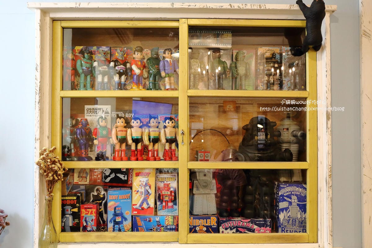 【食||台中】Omocha eki 具茶駛〜童趣公仔主題餐廳。那些年，我們一起玩的玩具，太全了！別說你没見過！