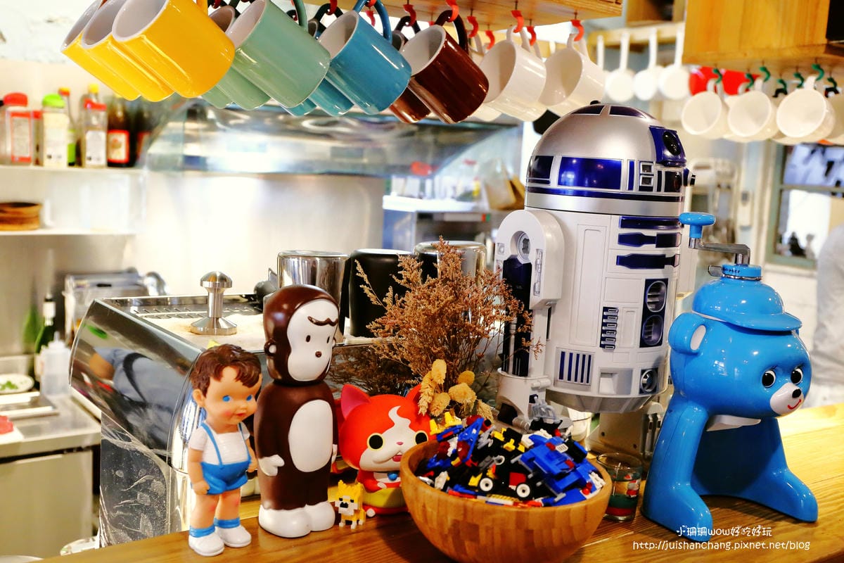 【食||台中】Omocha eki 具茶駛〜童趣公仔主題餐廳。那些年，我們一起玩的玩具，太全了！別說你没見過！