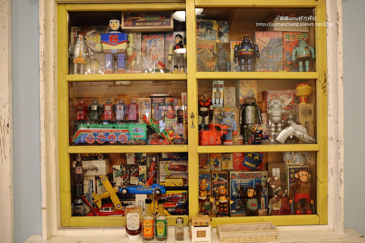 【食||台中】Omocha eki 具茶駛〜童趣公仔主題餐廳。那些年，我們一起玩的玩具，太全了！別說你没見過！
