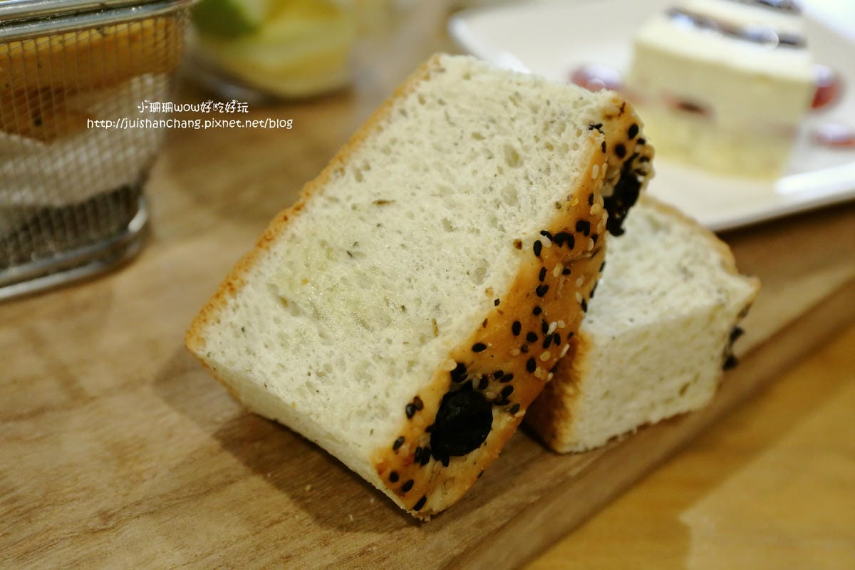 【食||台中】Omocha eki 具茶駛〜童趣公仔主題餐廳。那些年，我們一起玩的玩具，太全了！別說你没見過！