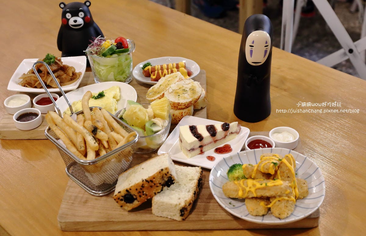 【食||台中】Omocha eki 具茶駛〜童趣公仔主題餐廳。那些年，我們一起玩的玩具，太全了！別說你没見過！