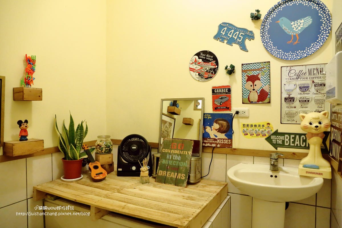 【食||台中】Omocha eki 具茶駛〜童趣公仔主題餐廳。那些年，我們一起玩的玩具，太全了！別說你没見過！