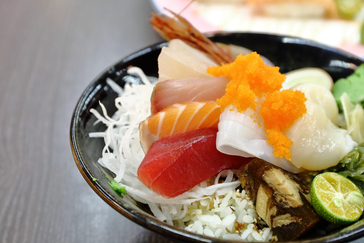 【食||台北】漁來生魚片〜港墘日式料理。內科上班族私藏的平價日本料理，想吃便宜新鮮生魚片蓋飯，來這就對了！