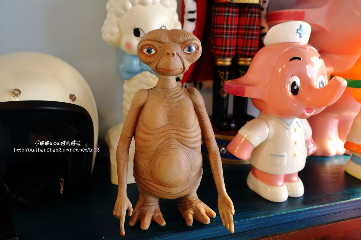 【食||台中】Omocha eki 具茶駛〜童趣公仔主題餐廳。那些年，我們一起玩的玩具，太全了！別說你没見過！