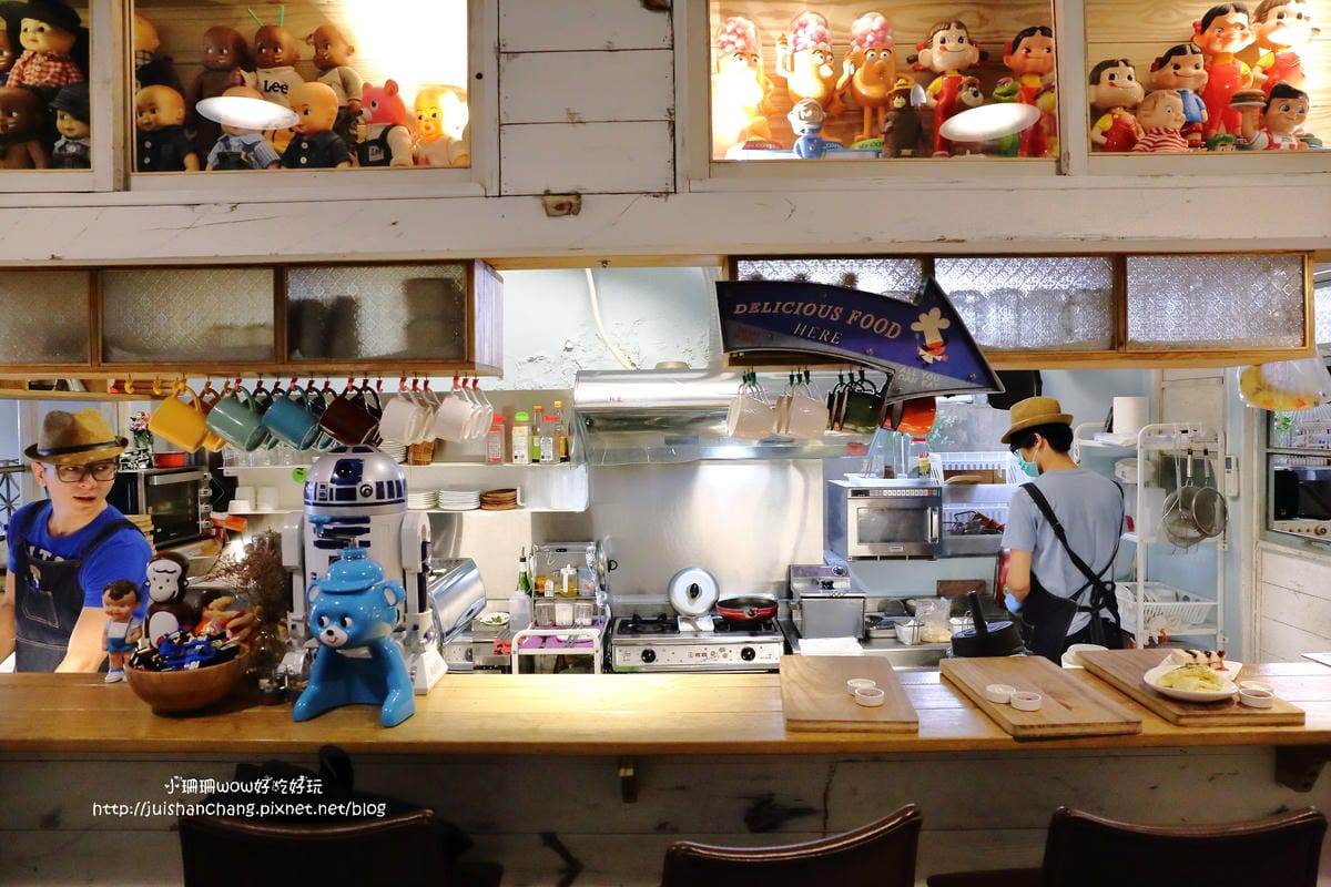 【食||台中】Omocha eki 具茶駛〜童趣公仔主題餐廳。那些年，我們一起玩的玩具，太全了！別說你没見過！