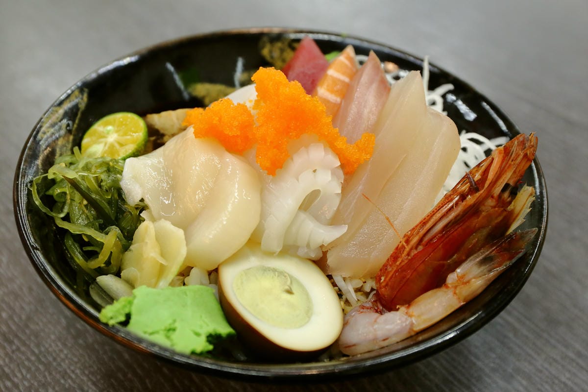 【食||台北】漁來生魚片〜港墘日式料理。內科上班族私藏的平價日本料理，想吃便宜新鮮生魚片蓋飯，來這就對了！