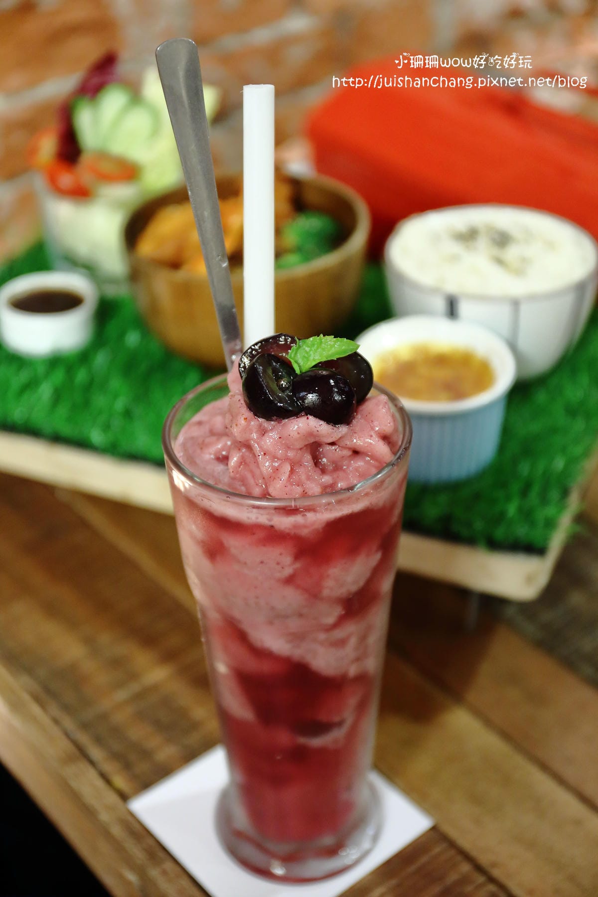 【食||台中】鐵皮駅〜勤美綠園道。機器人主題餐廳。超酷機器人為地球人服務！（食尚玩家/各大媒體雜誌推薦）　