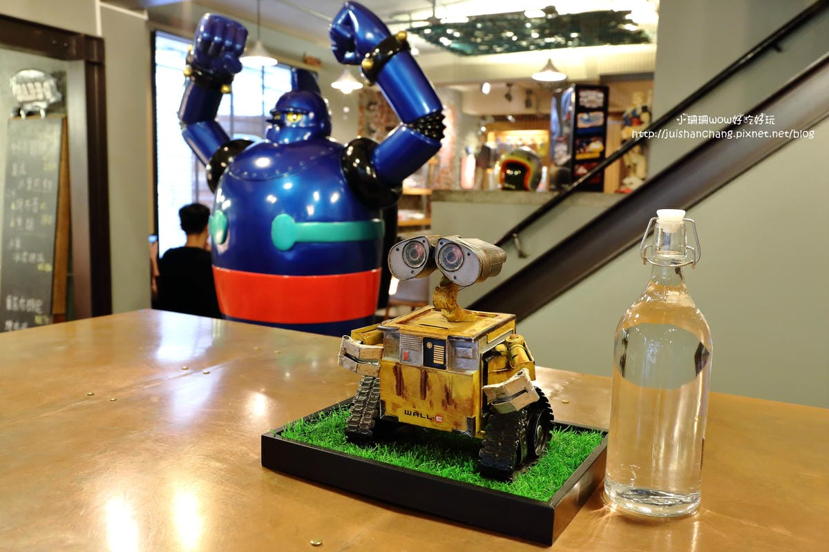【食||台中】鐵皮駅〜勤美綠園道。機器人主題餐廳。超酷機器人為地球人服務！（食尚玩家/各大媒體雜誌推薦）　