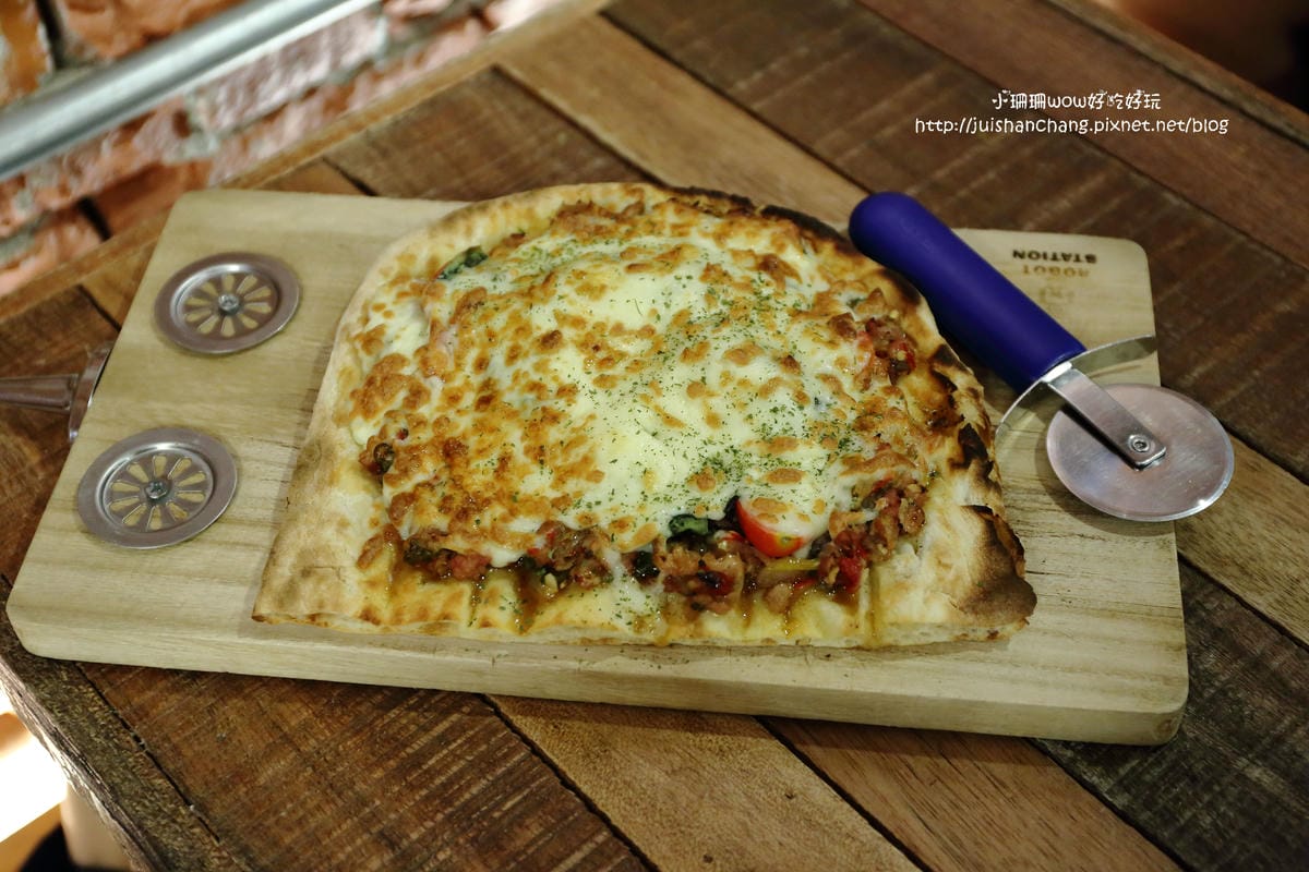 【食||台中】鐵皮駅〜勤美綠園道。機器人主題餐廳。超酷機器人為地球人服務！（食尚玩家/各大媒體雜誌推薦）　