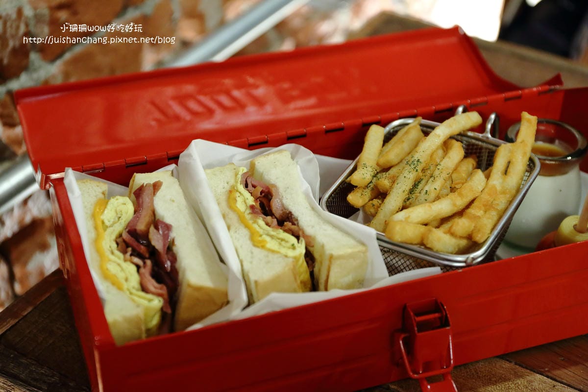 【食||台中】鐵皮駅〜勤美綠園道。機器人主題餐廳。超酷機器人為地球人服務！（食尚玩家/各大媒體雜誌推薦）　