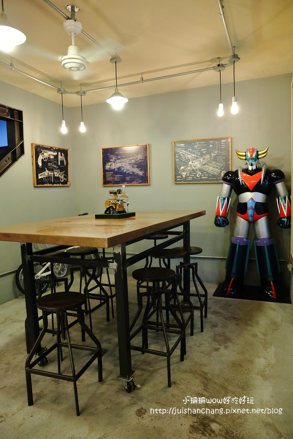 【食||台中】鐵皮駅〜勤美綠園道。機器人主題餐廳。超酷機器人為地球人服務！（食尚玩家/各大媒體雜誌推薦）　