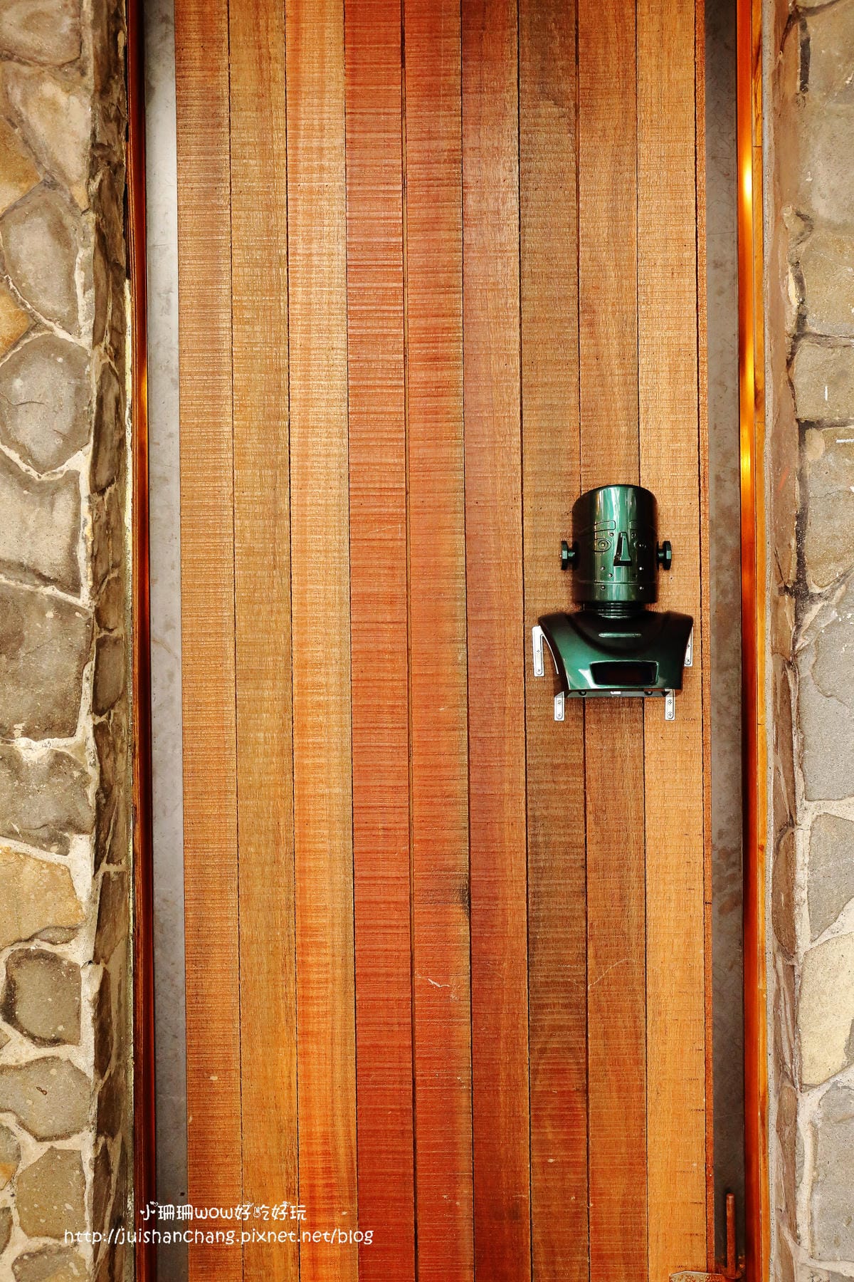 【食||台中】鐵皮駅〜勤美綠園道。機器人主題餐廳。超酷機器人為地球人服務！（食尚玩家/各大媒體雜誌推薦）　