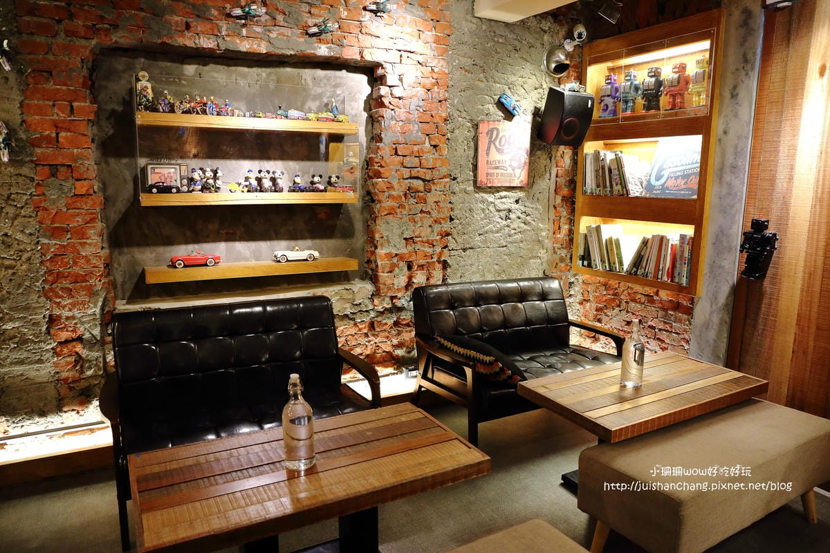 【食||台中】鐵皮駅〜勤美綠園道。機器人主題餐廳。超酷機器人為地球人服務！（食尚玩家/各大媒體雜誌推薦）　