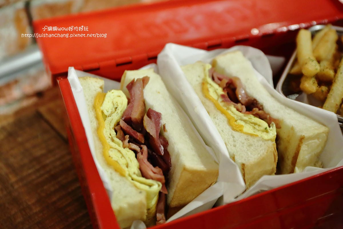 【食||台中】鐵皮駅〜勤美綠園道。機器人主題餐廳。超酷機器人為地球人服務！（食尚玩家/各大媒體雜誌推薦）　