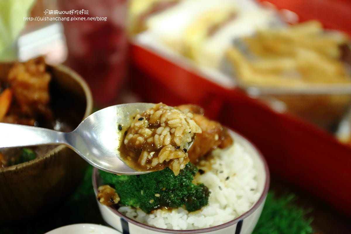【食||台中】鐵皮駅〜勤美綠園道。機器人主題餐廳。超酷機器人為地球人服務！（食尚玩家/各大媒體雜誌推薦）　