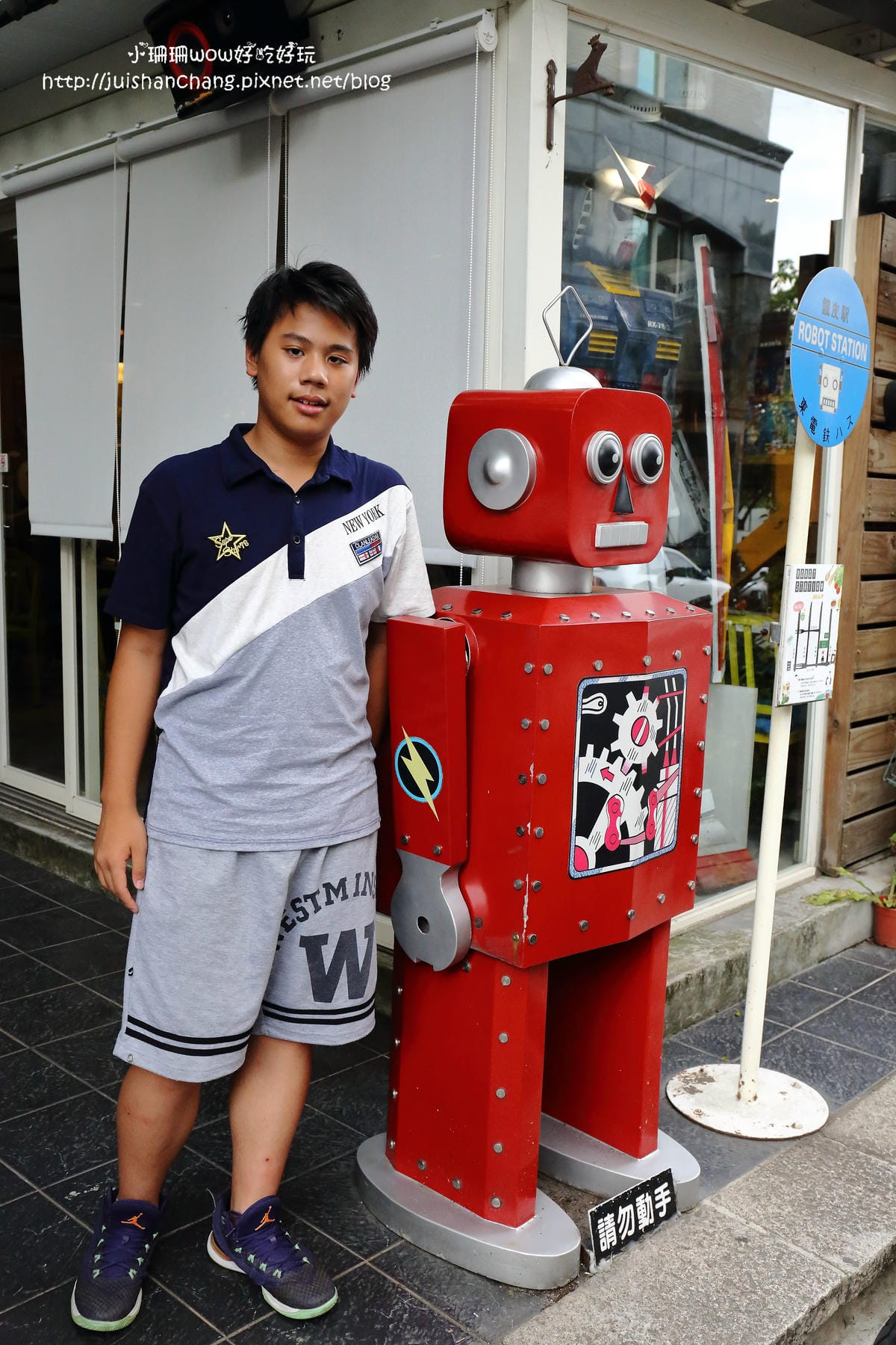 【食||台中】鐵皮駅〜勤美綠園道。機器人主題餐廳。超酷機器人為地球人服務！（食尚玩家/各大媒體雜誌推薦）　