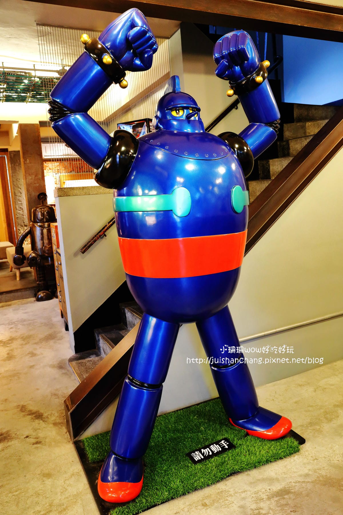 【食||台中】鐵皮駅〜勤美綠園道。機器人主題餐廳。超酷機器人為地球人服務！（食尚玩家/各大媒體雜誌推薦）　