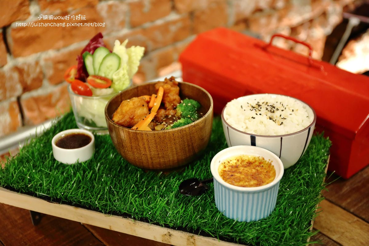 【食||台中】鐵皮駅〜勤美綠園道。機器人主題餐廳。超酷機器人為地球人服務！（食尚玩家/各大媒體雜誌推薦）　